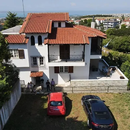 Villa Hillock: Traditional Luxury With Garden For Gatherings