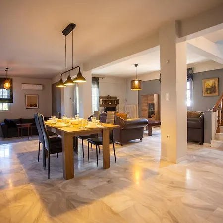 Villa Hillock: Traditional Luxury With Garden For Gatherings Thessaloniki
