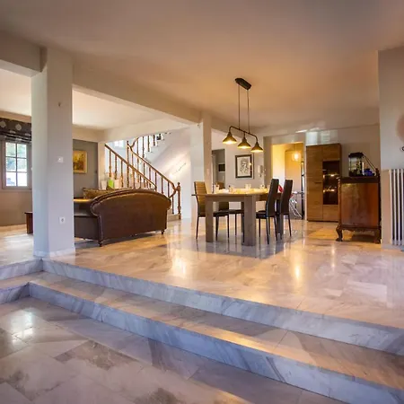 Hillock: Traditional Luxury With Garden For Gatherings Villa