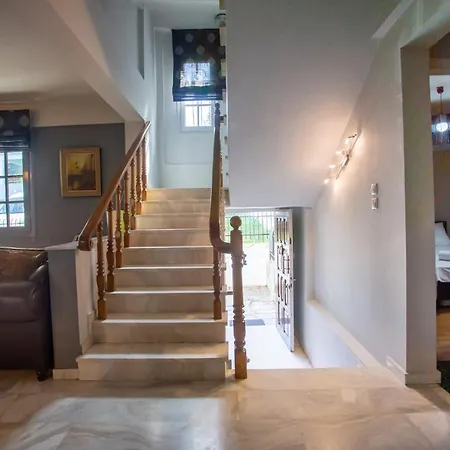 Hillock: Traditional Luxury With Garden For Gatherings Villa