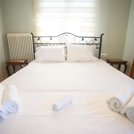 Villa Hillock: Traditional Luxury With Garden For Gatherings
