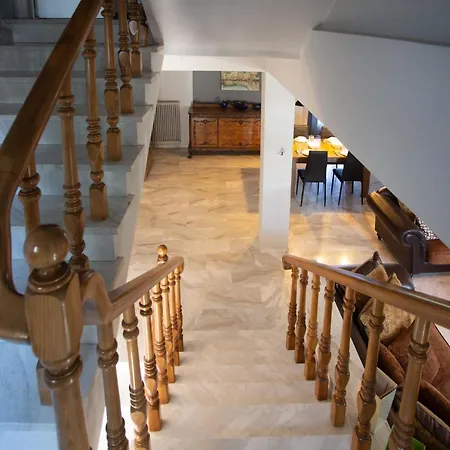 Villa Hillock: Traditional Luxury With Garden For Gatherings *