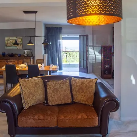 Hillock: Traditional Luxury With Garden For Gatherings *