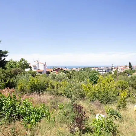 Villa Hillock: Traditional Luxury With Garden For Gatherings