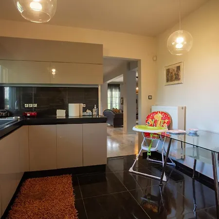 τraditional Fully Detached On A Luxurious Hillock Of With Its Own Garden Also For Family & Wedding Gatherings For 10 To 25 People Only 15 Minutes From Airport *