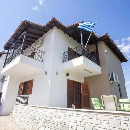 Hillock: Traditional Luxury With Garden For Gatherings Villa *