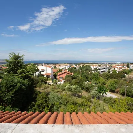 Hillock: Traditional Luxury With Garden For Gatherings Villa *