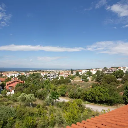 Hillock: Traditional Luxury With Garden For Gatherings Villa
