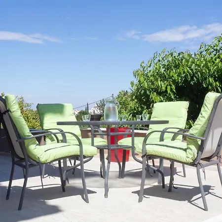 Hillock: Traditional Luxury With Garden For Gatherings Villa