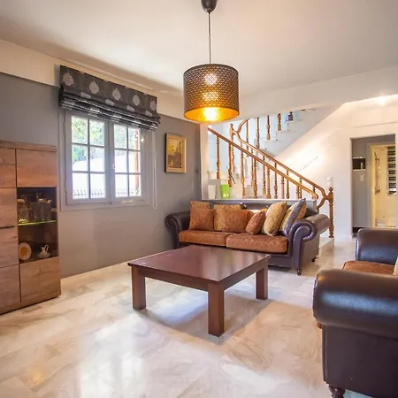 Hillock: Traditional Luxury With Garden For Gatherings