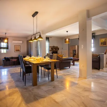 Hillock: Traditional Luxury With Garden For Gatherings Villa