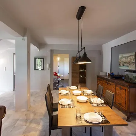 Villa Hillock: Traditional Luxury With Garden For Gatherings *