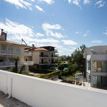 Villa Hillock: Traditional Luxury With Garden For Gatherings