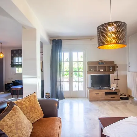 Hillock: Traditional Luxury With Garden For Gatherings Villa