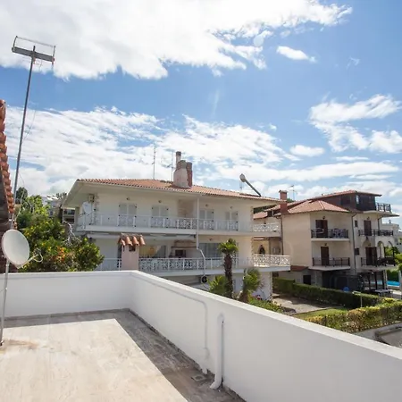 Hillock: Traditional Luxury With Garden For Gatherings