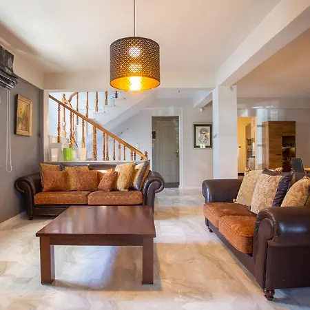 Hillock: Traditional Luxury With Garden For Gatherings Villa *