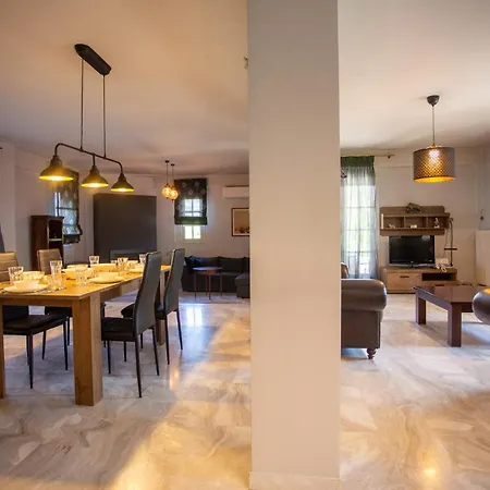 Hillock: Traditional Luxury With Garden For Gatherings *