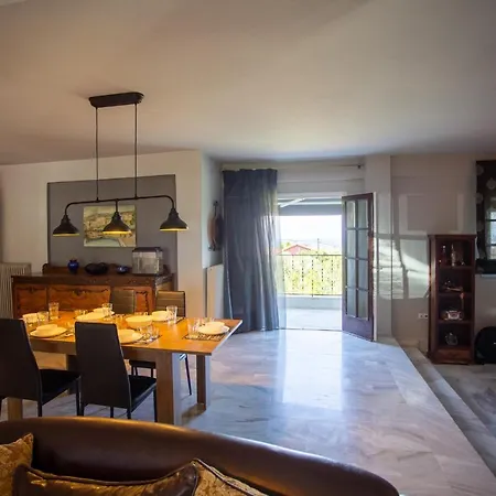 Villa Hillock: Traditional Luxury With Garden For Gatherings *