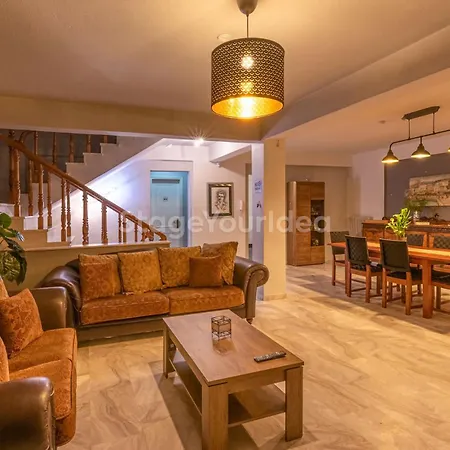 Hillock: Traditional Luxury With Garden For Gatherings