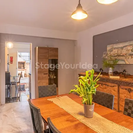 Hillock: Traditional Luxury With Garden For Gatherings Villa *