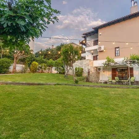 Villa Hillock: Traditional Luxury With Garden For Gatherings *