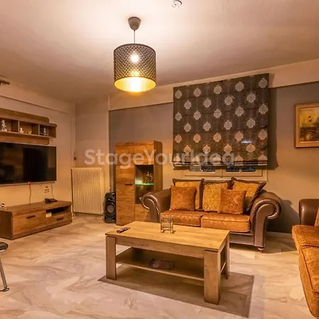 Hillock: Traditional Luxury With Garden For Gatherings *