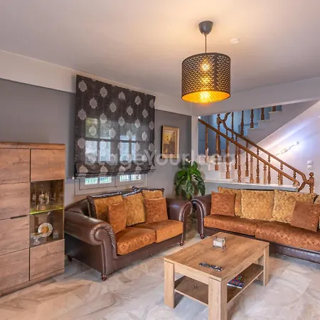 Hillock: Traditional Luxury With Garden For Gatherings