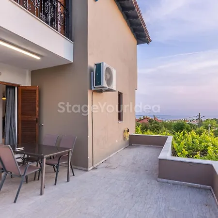 Hillock: Traditional Luxury With Garden For Gatherings Villa *