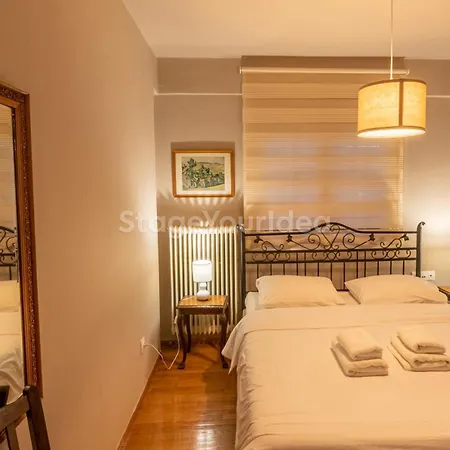 Hillock: Traditional Luxury With Garden For Gatherings Villa