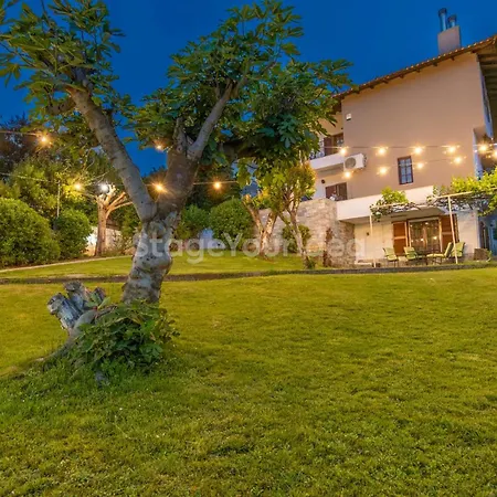 Villa Hillock: Traditional Luxury With Garden For Gatherings *