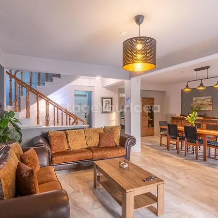 Hillock: Traditional Luxury With Garden For Gatherings *