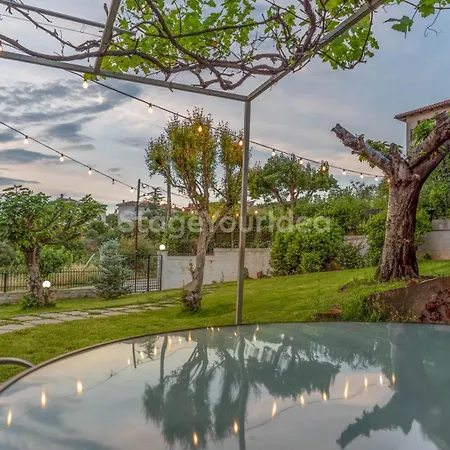 Hillock: Traditional Luxury With Garden For Gatherings Villa