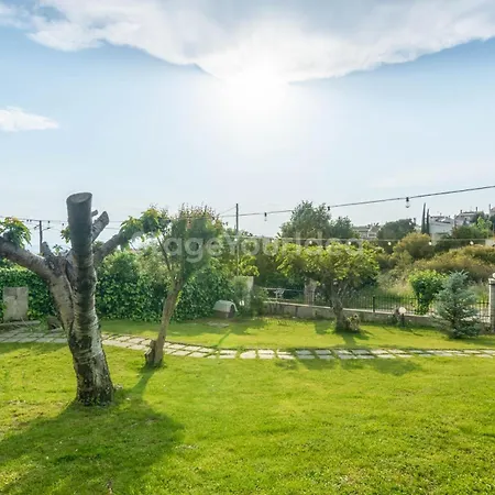 Hillock: Traditional Luxury With Garden For Gatherings Villa *