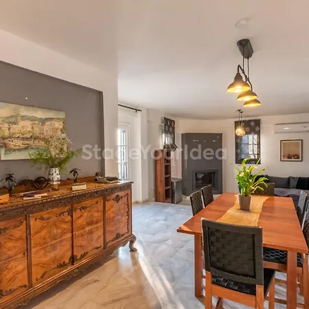 Hillock: Traditional Luxury With Garden For Gatherings *