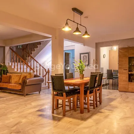 Hillock: Traditional Luxury With Garden For Gatherings