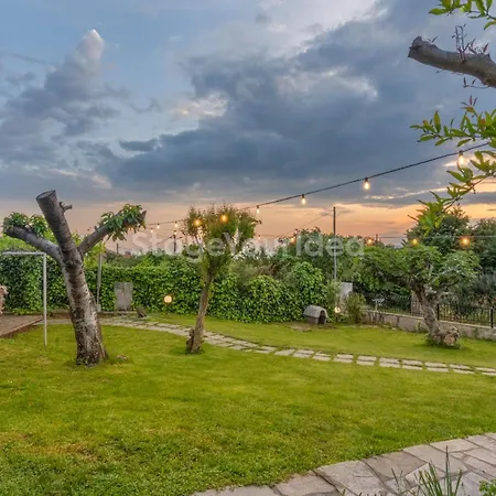 Hillock: Traditional Luxury With Garden For Gatherings Villa