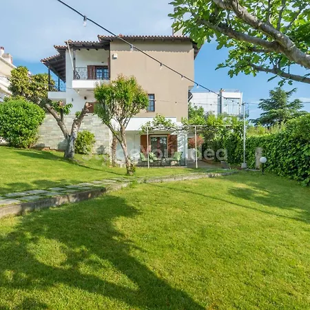 Villa Hillock: Traditional Luxury With Garden For Gatherings