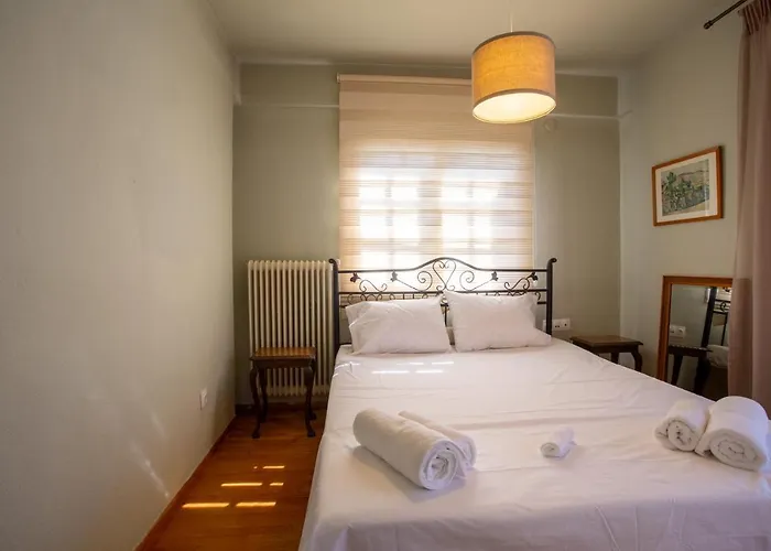 Villa τraditional Fully Detached On A Luxurious Hillock Of With Its Own Garden Also For Family & Wedding Gatherings For 10 To 25 People Only 15 Minutes From Airport
