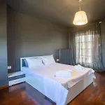 τraditional Fully Detached On A Luxurious Hillock Of With Its Own Garden Also For Family & Wedding Gatherings For 10 To 25 People Only 15 Minutes From Airport Salonic