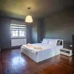 τraditional Fully Detached On A Luxurious Hillock Of With Its Own Garden Also For Family & Wedding Gatherings For 10 To 25 People Only 15 Minutes From Airport Salonic