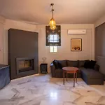 Vilă τraditional Fully Detached On A Luxurious Hillock Of With Its Own Garden Also For Family & Wedding Gatherings For 10 To 25 People Only 15 Minutes From Airport *