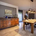 τraditional Fully Detached On A Luxurious Hillock Of With Its Own Garden Also For Family & Wedding Gatherings For 10 To 25 People Only 15 Minutes From Airport Salonic