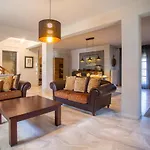 Vilă τraditional Fully Detached On A Luxurious Hillock Of With Its Own Garden Also For Family & Wedding Gatherings For 10 To 25 People Only 15 Minutes From Airport *