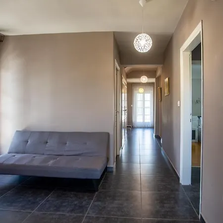 Villa τraditional Fully Detached On A Luxurious Hillock Of With Its Own Garden Also For Family & Wedding Gatherings For 10 To 25 People Only 15 Minutes From Airport