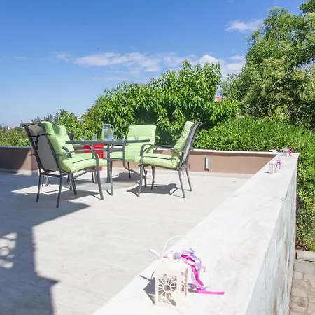 τraditional Fully Detached On A Luxurious Hillock Of With Its Own Garden Also For Family & Wedding Gatherings For 10 To 25 People Only 15 Minutes From Airport