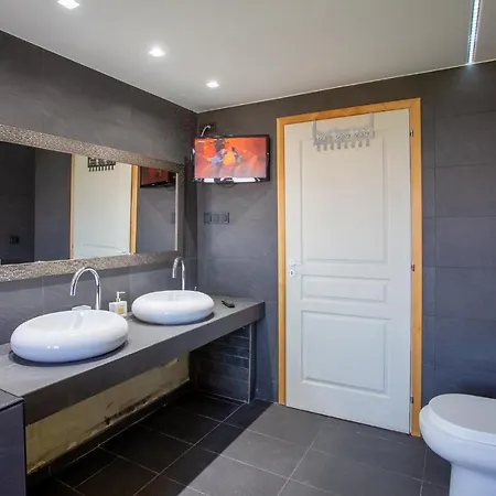 τraditional Fully Detached On A Luxurious Hillock Of With Its Own Garden Also For Family & Wedding Gatherings For 10 To 25 People Only 15 Minutes From Airport
