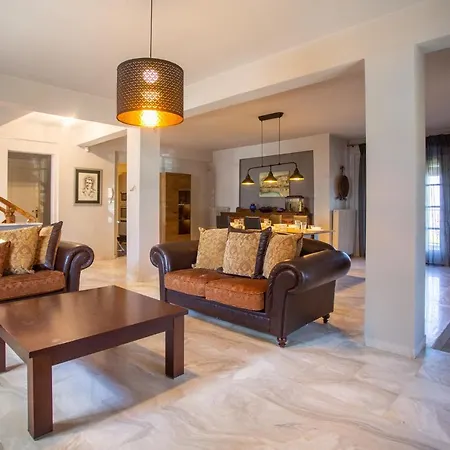 Villa τraditional Fully Detached On A Luxurious Hillock Of With Its Own Garden Also For Family & Wedding Gatherings For 10 To 25 People Only 15 Minutes From Airport *