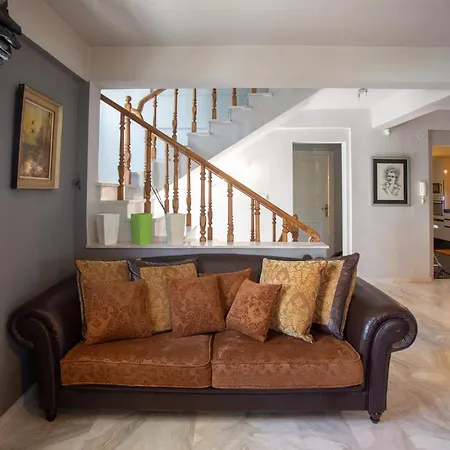 τraditional Fully Detached On A Luxurious Hillock Of With Its Own Garden Also For Family & Wedding Gatherings For 10 To 25 People Only 15 Minutes From Airport 빌라 *