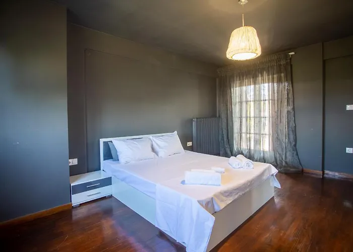 τraditional Fully Detached On A Luxurious Hillock Of With Its Own Garden Also For Family & Wedding Gatherings For 10 To 25 People Only 15 Minutes From Airport Salonic