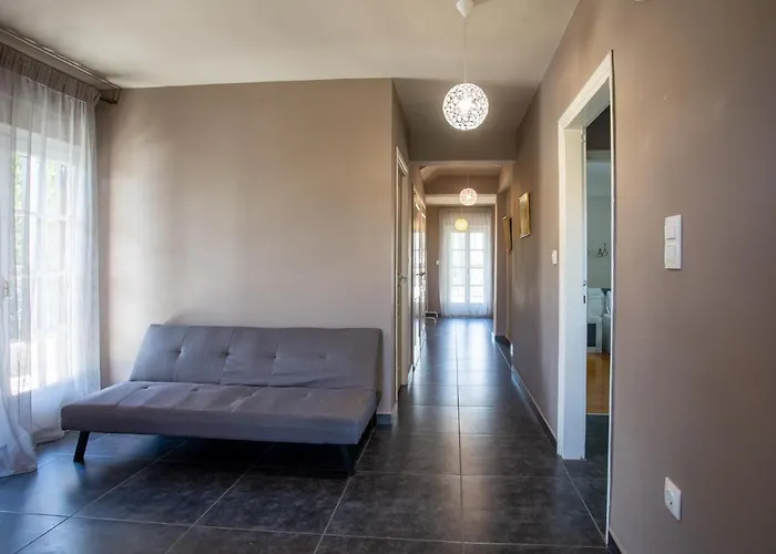 Vilă τraditional Fully Detached On A Luxurious Hillock Of With Its Own Garden Also For Family & Wedding Gatherings For 10 To 25 People Only 15 Minutes From Airport